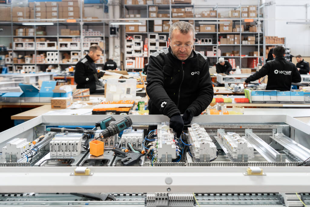 Secsun azienda quadri elettrici con sfondo colorato