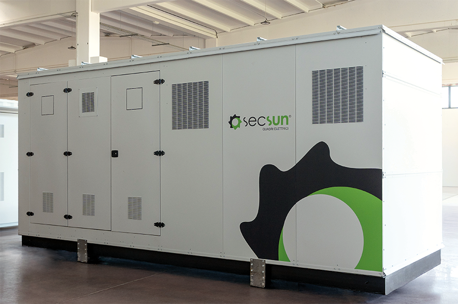 cabina elettrica shelter serie M di secsun di colore bianco e logo nero e verde
